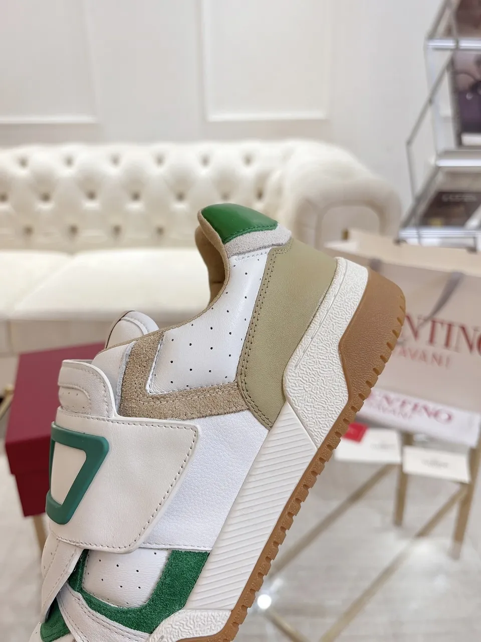 👟👟Ex-factory price 640👟👟 🔺Valentino🔺 Valentino casual shoes! Top version!  Purchase the original version and develop it 1:1! Lasting technology, classic splicing, fashionable and versatile, 🎁Full set of packaging at the same time at the counter. Fabric: customized cowhide + super soft sheepskin + mercerized cow suede. Lining: original double-sided velvet + breathable mesh. Outsole: original TPU material outsole, non-slip and wear-resistant. Code number: men 39~46